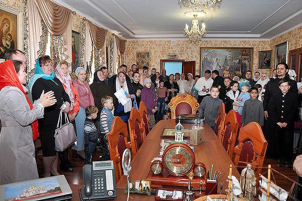 дети, сотрудники и насельники Обители Милосердия поздравляют с днём ангела протоиерея Николая Стремского