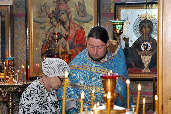 Тпинство Покаяния совершает иерей Владислав Наумкин
