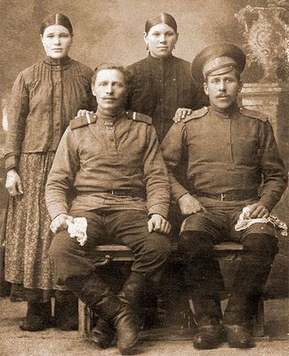 слева - казак Чумаков