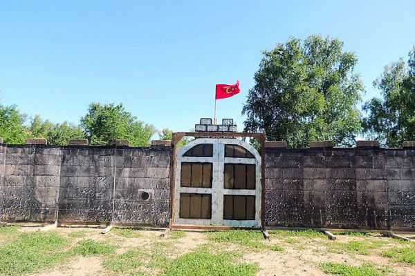 над крепостью гордо реял турецкий флаг