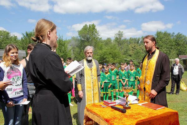 молебен совершает протоиерей Геннадий Корниенко