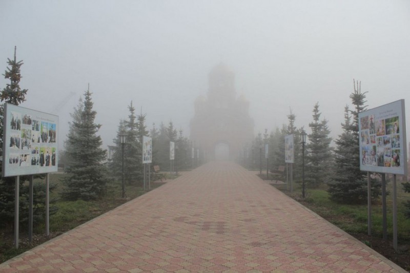 Туман, аллея, вид на храм прмч. Вадима Персидского