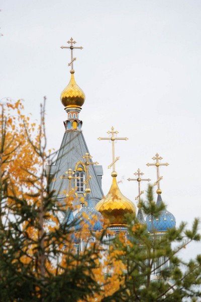 Осень, купола Никольского храма