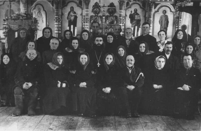 Настоятель Симеоновского храма священник Валентин Тарасюк с прихожанами