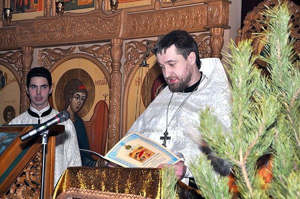 Послание Святейшего Патриарха Кирилла оглашает иерей Сергий Леско