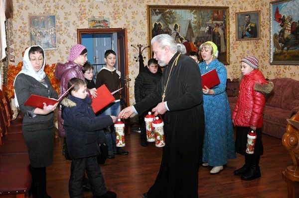 Поздравление настоятеля Обители Милосердия хором православной гимназии