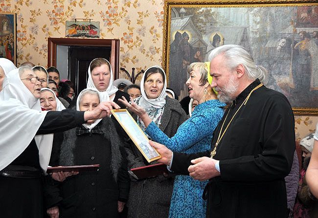 Монахини и насельники Дома Милосердия поздравляют своего настоятеля