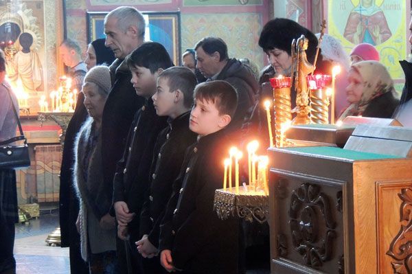 Учащиеся Праовславной гимназии на Божественной литургии