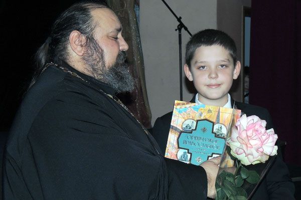 10-летний Илья Сазонов получил приз от председателя конкурсной комиссии