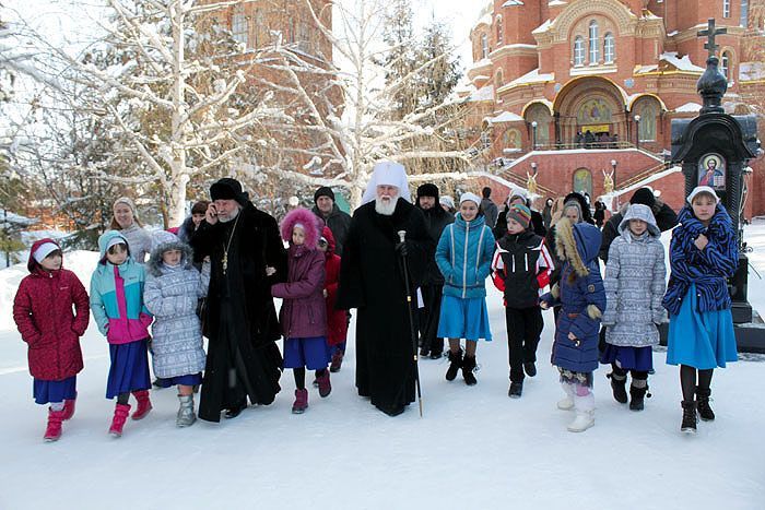 Митрополит Оренбургский и Саракташский Валентин в окружении детей семьи Стремских