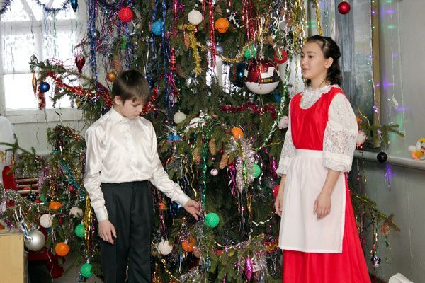 Кай и Герда наряжают рождественскую ёлку 