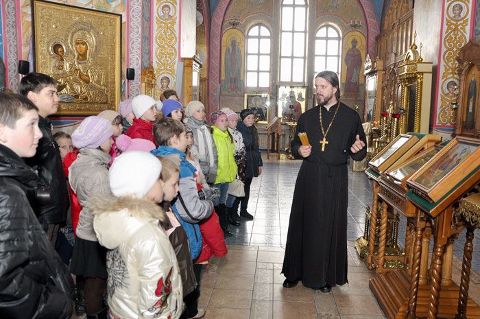 иерей Николай Клигун начал экскурсию с главного храма Обители