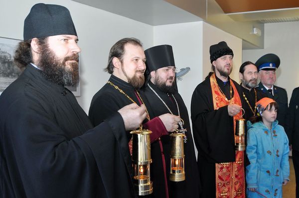 священнослужители Оренбургской и Бузулукской епархий с Благодатный огнём
