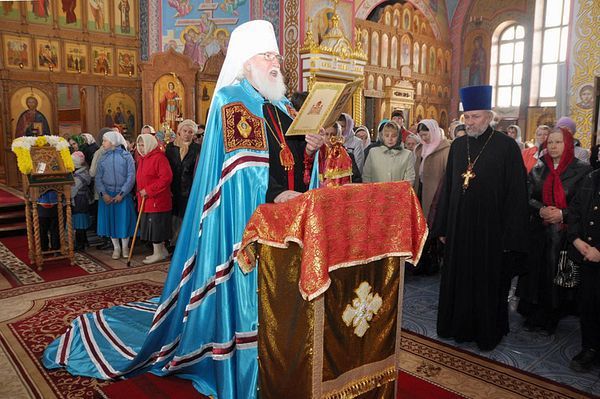владыка Валентин зачитывает послание Патриарха Московского и всея Руси Кирилла