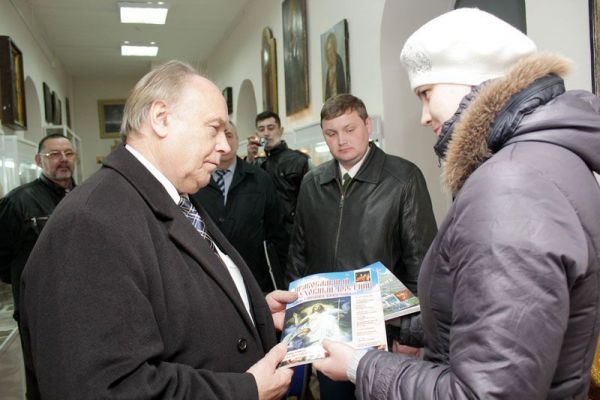 Атаман Михаил Овчинников с подарками православных журналистов