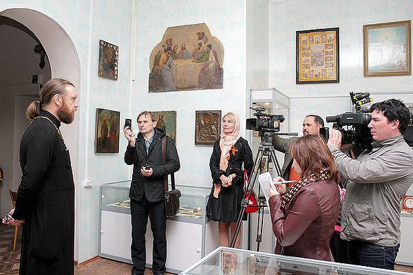 экскурсию по церковному музею проводит иерей Василий Чернов